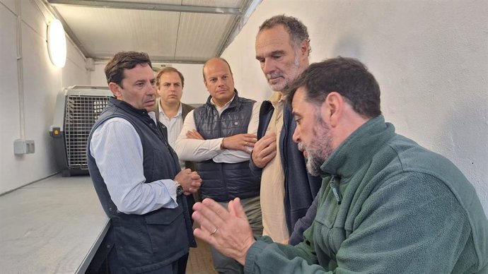 El subdelegado de la Junta en Campo de Gibraltar, Javier Ros, y el delegado territorial de Sostenibilidad y Medio Ambiente en Cádiz, Óscar Curtido, en una visita a las instalaciones del Cegma en la dársena del Saladillo en Algeciras (Cádiz)