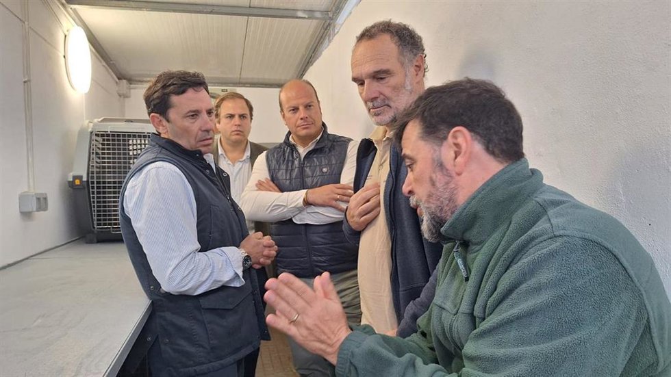 El subdelegado de la Junta en Campo de Gibraltar, Javier Ros, y el delegado territorial de Sostenibilidad y Medio Ambiente en Cádiz, Óscar Curtido, en una visita a las instalaciones del Cegma en la dársena del Saladillo en Algeciras (Cádiz)