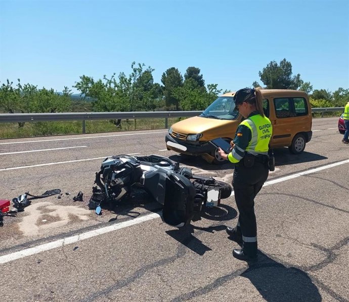 Una agente de la Guardia Civil en el lugar del accidente ocurrido este lunes en la N-232 en el que un motorista de 64 años ha resultado herido de gravedad tras chocar la moto en la que circulaba contra un turismo.