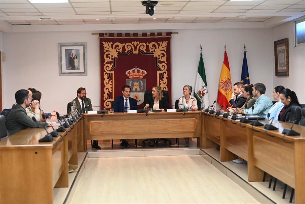 Reunión del consejero de Justicia, Administración Local y Función Pública, José Antonio Nieto, en el Ayuntamiento de Las Gabias (Granada)