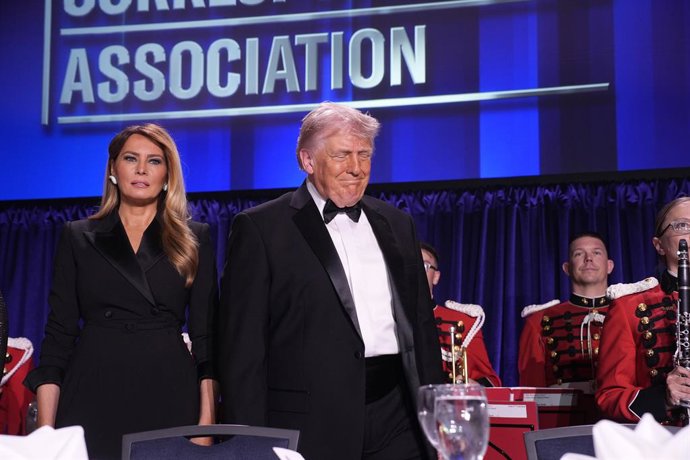 25 de abril de 2026, Washington, Distrito de Columbia, EUA: O presidente dos EUA, DONALD TRUMP, 79, e sua esposa, a primeira-dama MELANIA TRUMP, 56, chegam ao jantar de gala anual da Associação de Correspondentes da Casa Branca de 2026, em Washington, no 