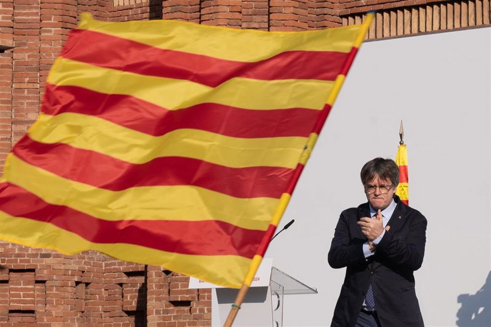 Archivo - El expresidente de la Generalitat de Catalunya Carles Puigdemont aplaude durante un acto de bienvenida organizado por entidades independentistas en el paseo Lluís Companys, a 8 de agosto de 2024, en Barcelona, Catalunya (España)