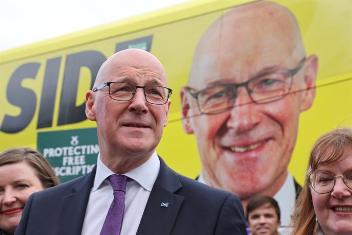 22 April 2026, United Kingdom, Edinburgh: First Minister of Scotland and SNP leader John Swinney with party activists in Edinburgh, while on the campaign trail for the upcoming Holyrood election. Photo: Robert Perry/PA Wire/dpa