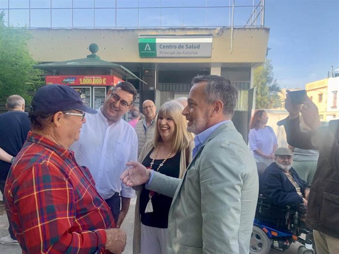 El número dos del PSOE de Sevilla a las elecciones andaluzas, en un acto público junto al centro de salud Príncipe de Asturias.