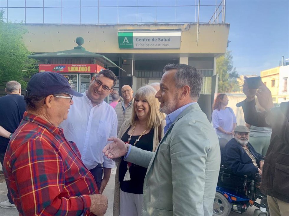 El número dos del PSOE de Sevilla a las elecciones andaluzas, en un acto público junto al centro de salud Príncipe de Asturias.