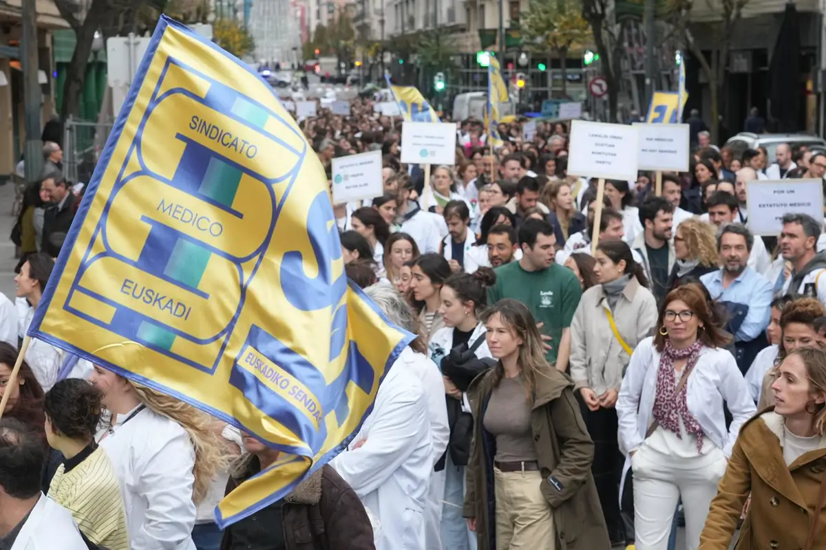 Médicos de Osakidetza durante una manifestación