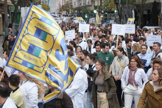 Archivo - Médicos de Osakidetza durante una manifestación 