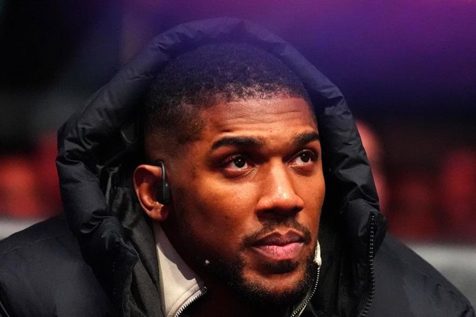 Anthony Joshua durante la pelea entre Tyson Fury y Arslanbek Makhmudov 