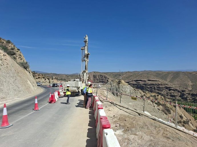 La delegada territorial de Fomento, Articulación del Territorio y Vivienda de la Junta en Almería, Dolores Martínez, durante su visita a las obras de emergencia de la A-1075 en Alhama de Almería.