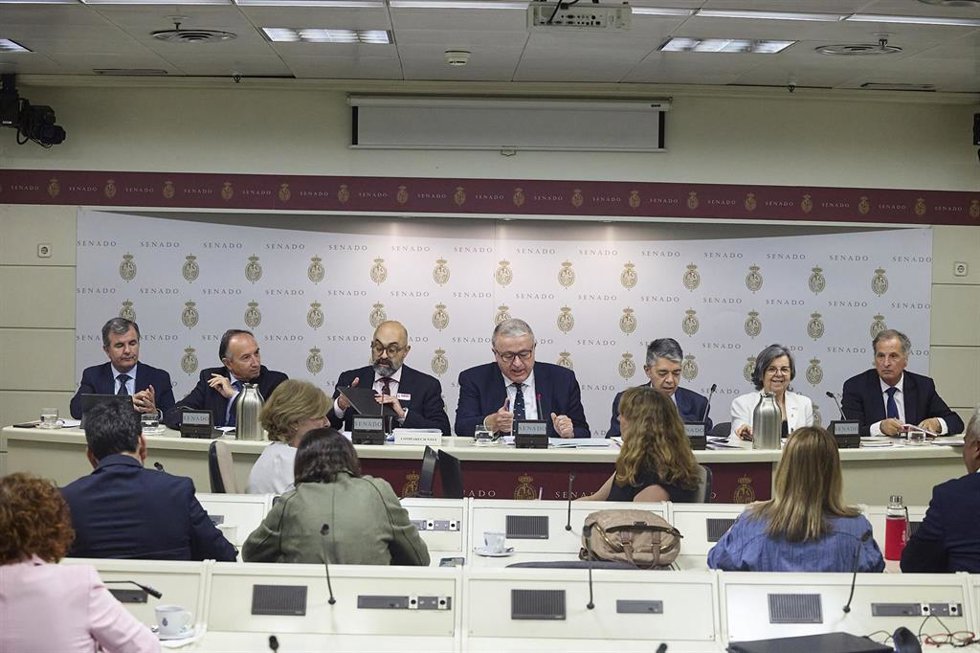 El presidente de Adif, Luis Pedro Marco de la Peña (tercero por la izquierda), comparece ante la Comisión de Investigación del Senado
