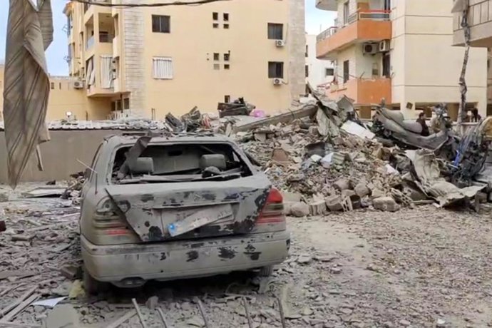 LÍBANO, BEIRUTE - 21 DE ABRIL DE 2026: Um prédio sofre danos causados por ataques militares israelenses. Captura de tela de vídeo. Melhor qualidade disponível