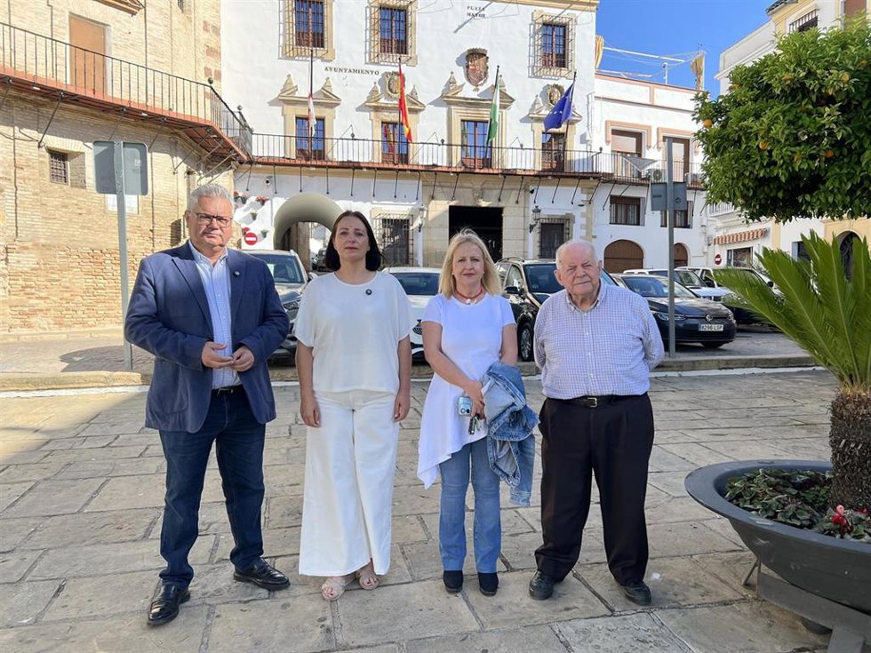 Esteban Morales (izda.), junto a Ana Muñoz y otros cargos socialistas, en Bujalance.