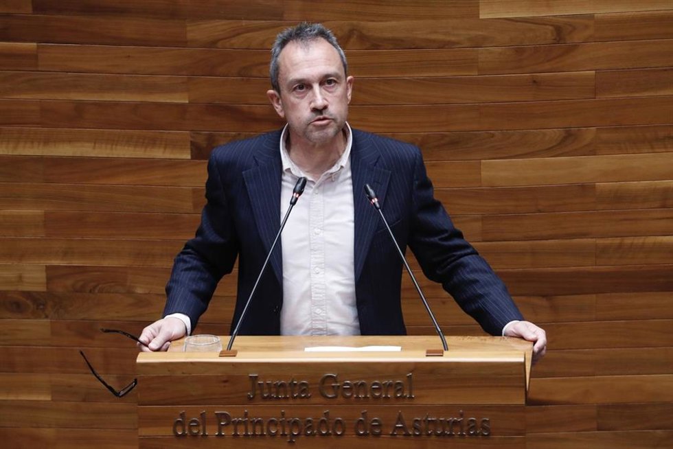 Archivo - El consejero de Ordenación del territorio, Ovidio Zapico (IU)