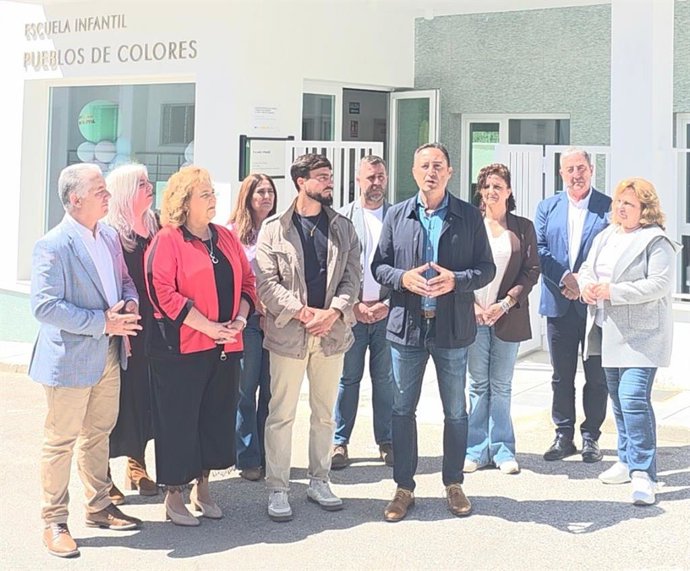 El diputado del PSOE, Eloy Vera, junto a otros miembros del grupo socialista en la Diputación y al alcalde de Moclín, Marco Pérez