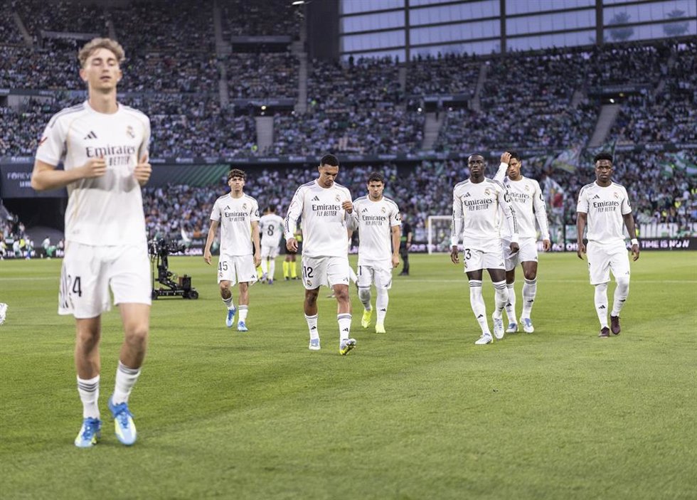 Los jugadores del Real Madrid encabezados por Dean Huijsen (izquierda) abandonan el césped de La Cartuja ante el Real Betis en LaLiga EA Sports 2025-26. 