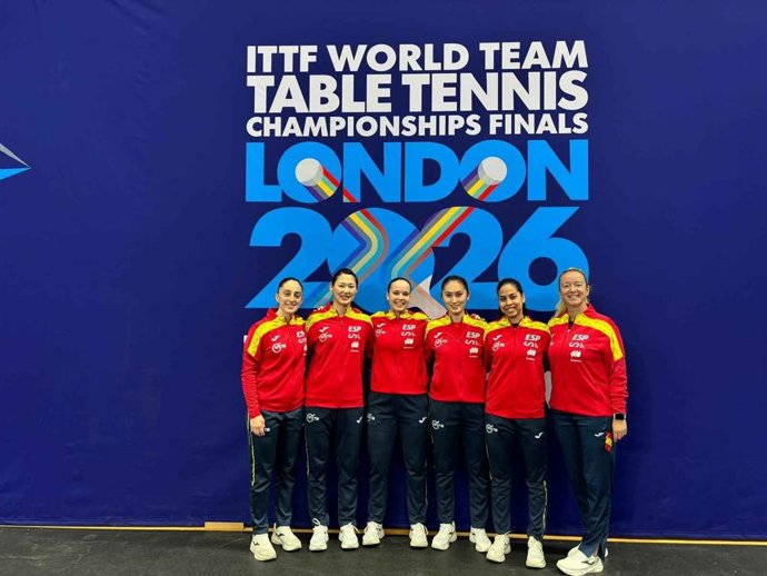 Foto de familia de la selección femenina de tenis de mesa antes del Mundial por Equipos