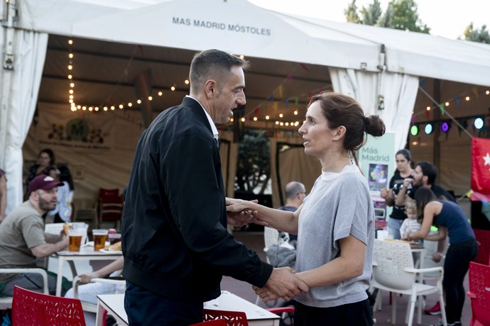 La ministra de Sanidad, Mónica García y el diputado de Más Madrid, Emilio Delgado visitan la caseta de Más Madrid en las fiestas de Móstoles, a 13 de septiembre de 2024, en Móstoles, Madrid (España).