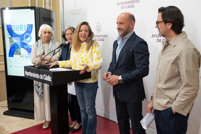 La teniente de alcalde de Cultura, Maite González, el vicepresidente de la Diputación de Cádiz, Juan José Ortiz, la presidenta de la APBC, Teófila Martínez, y los organizadores del Festival Sures, Ana Sánchez y Daniel Vázquez.
