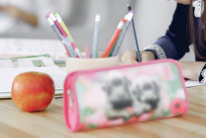 Archivo - Alumno en su pupitres.