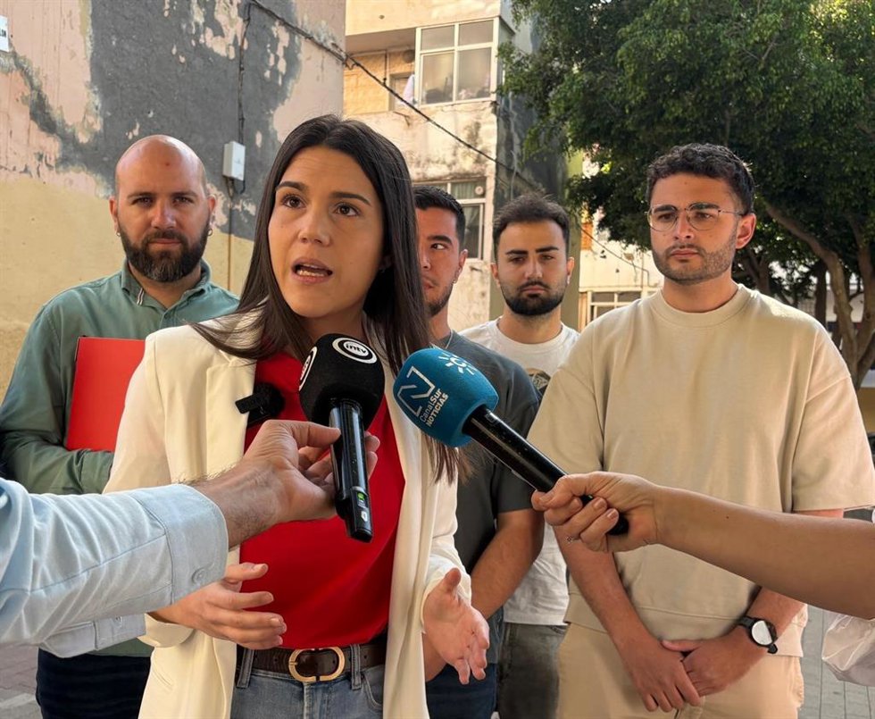 La candidata al Parlamento andaluz por el PSOE de Almería Victoria Cruz atiende a los medios en el barrio de Los Ángeles.