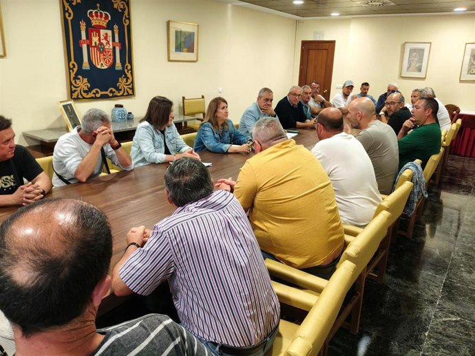 Un momento de la reunión de los gruistas y responsables sindicales con la subdelegada.