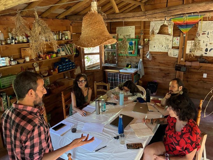 La residencia internacional de escritura de guion Cinenido se celebrará del 27 de junio al 3 de agosto en el Valle de Lecrín (Granada), un espacio natural que favorece la concentración, la escritura y el intercambio creativo.