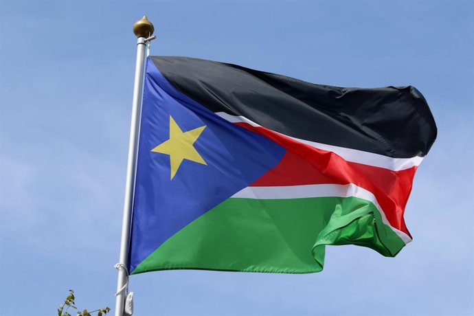 Archivo - June 20, 2025, Saint Petersburg, Russia: The national flag of the Republic of South Sudan, fluttering in the wind on a flagpole in Saint Petersburg, Russia.