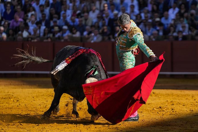 El torero Manuel Escribano en la decimosexta del abono taurino. A 26 de abril de 2026 en Sevilla (Andalucía, España). En la decimosexta corrida de abono en la Plaza de la Real Maestranza, los toreros Manuel Escribano, Pepe Moral y Roman Collado son los pr