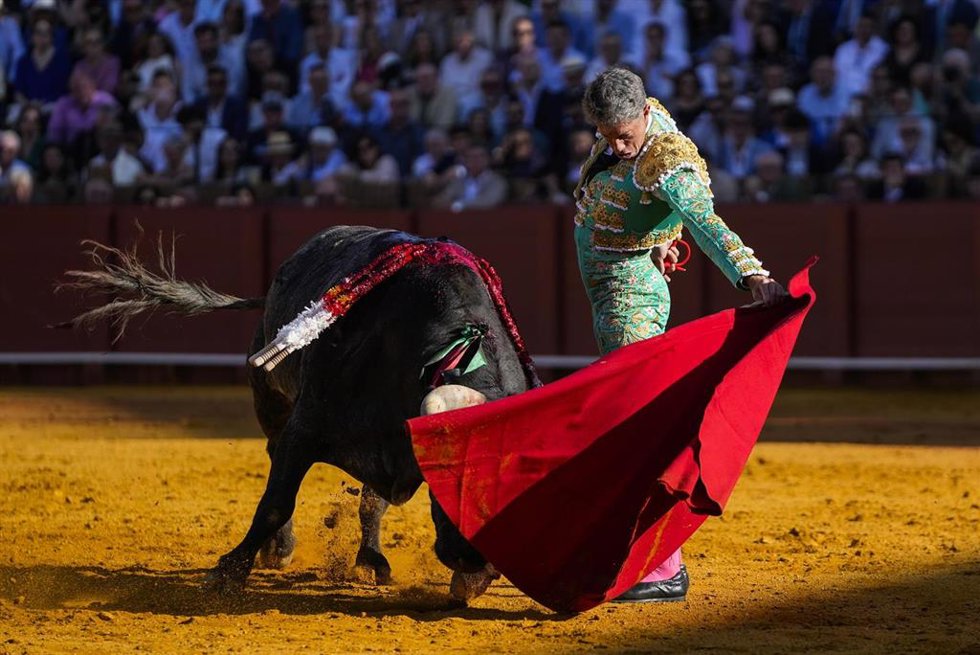 El torero Manuel Escribano en la decimosexta del abono taurino. A 26 de abril de 2026 en Sevilla (Andalucía, España). En la decimosexta corrida de abono en la Plaza de la Real Maestranza, los toreros Manuel Escribano, Pepe Moral y Roman Collado son los pr