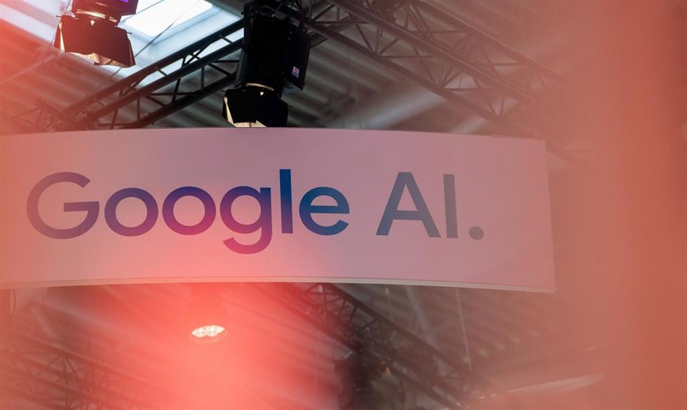 Archivo - Durante el Salón Internacional del Automóvil (IAA Mobility) se puede ver un cartel con la inscripción «Google AI».