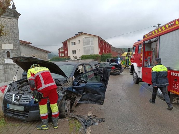 Un herido en una colisión frontal de dos turismos en Ampuero