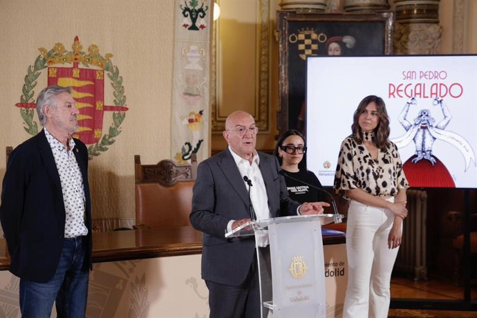 Toño Candeal, el alcalde Jesús Julio Carnero, la diseñadora Claudia Ruiz y la concejala Blanca Jiménez en la presentación de la programación de San Pedro Regalado 2026.