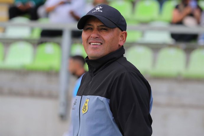 Futbol, Santiago Wanderers vs San Luis Fecha 7, Liga de Ascenso 2026 El entrenador de San Luis, Humberto Suazo, es fotografiado durante un partido de la Liga de Ascenso contra Santiago Wanderers disputado en el estadio Elias Figueroa Brander de