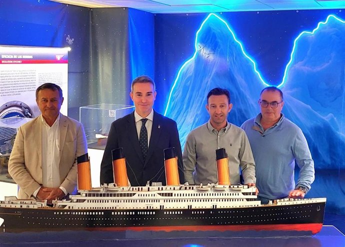 El delegado territorial de Empleo, Empresa y Trabajo Autónomo de la Junta en Almería, Amós García Hueso, durante la visita a la exposición sobre el Titanic en el Centro de Prevención de Riesgos Laborales.
