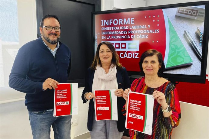 La secretaria de Salud Laboral de CCOO de Andalucía, María José López, junto a otros representantes sindicales.