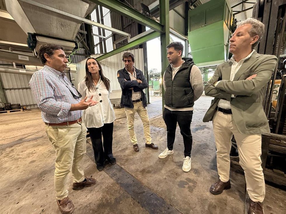 Visita de Vox a la almazara Estrella del Guadalquivir de Villa del Río con Paula Badanelli.