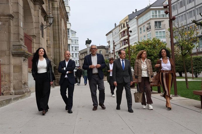 El alcalde de Vigo, Abel Caballero, acompañado por la teniente de Alcaldía Carmela Silva y el delegado de la Zona Franca, David Regades, visitan la ciudad de Lugo para mostrar el apoyo al alcalde, Miguel Fernández