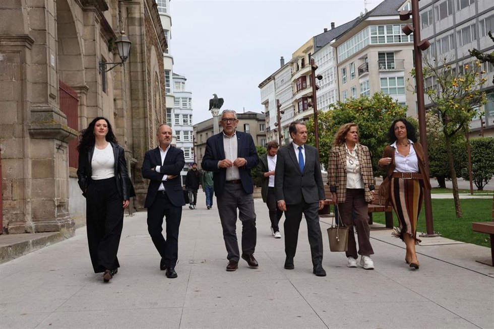 El alcalde de Vigo, Abel Caballero, acompañado por la teniente de Alcaldía Carmela Silva y el delegado de la Zona Franca, David Regades, visitan la ciudad de Lugo para mostrar el apoyo al alcalde, Miguel Fernández