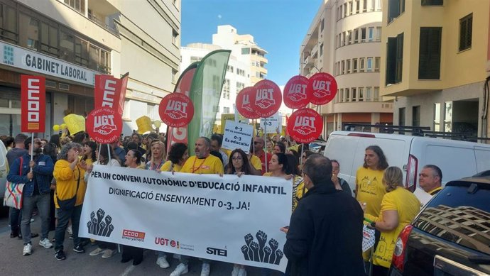 Concentración de las educadoras de las 'escoletes' frente a la sede de Ceceib para reclamar un convenio autonómico.
