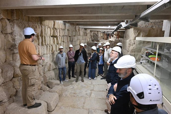 Un momento de la visita las delegaciones de Patrimonio de la Junta y de la GMU conocen al área arqueológica de la ampliación de Almanzor en la Mezquita de Córdoba.
