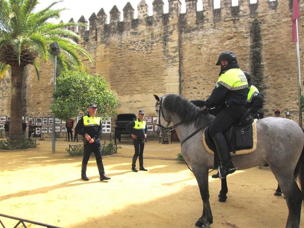 Archivo - Agentes de la Policía Local en actos por su festividad, en una imagen de archivo.