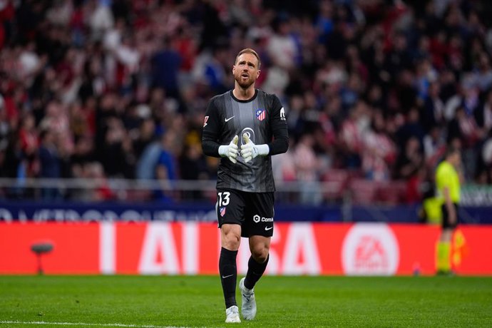 Jan Oblak of Atletico de Madrid celebrates a goal scored by Antoine Griezmann of Atletico de Madrid during the Spanish League, LaLiga EA Sports, football match played between Atletico de Madrid and Athletic Club de Bilbao at Riyadh Air Metropolitano stadi
