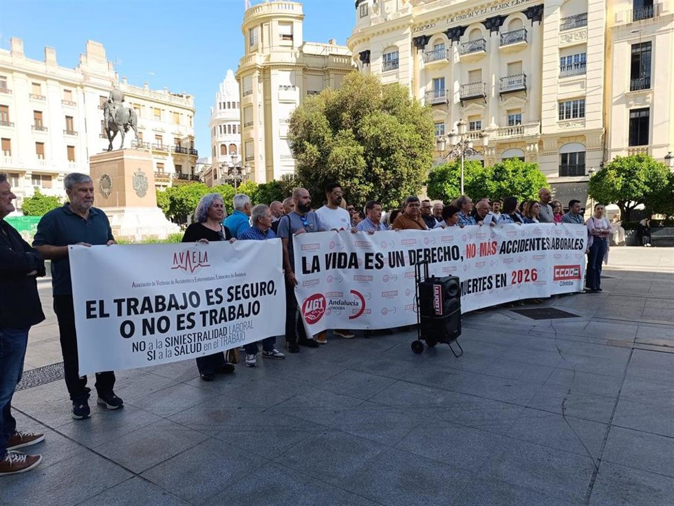 UGT y CCOO exigen en Córdoba con una concentración una mejora de la Ley de Prevención de Riesgos Laborales.