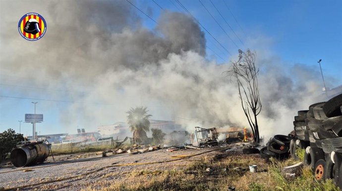 El incendio de un camión abandonado provoca humareda en un descampado cerca de la A-3 en Mislata