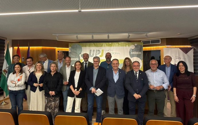 Foto familiar de la reunión de trabajo del PP con la asociación Unión Profesional.