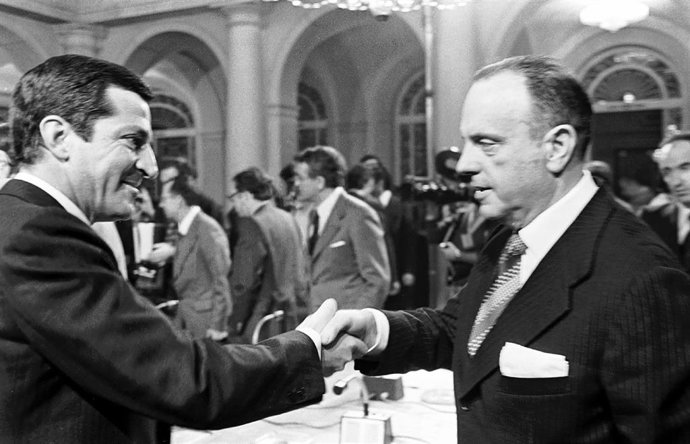 Archivo - MADRID - 25 DE OCTUBRE DE 1978: (I-D) El presidente del Gobierno Adolfo Suárez (UCD), y el ex-ministro de Interior Manuel Fraga Iribarne (Alianza Popular), se estrechan la mano tras la firma en el Palacio de la Moncloa.