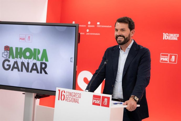 El secretario general del PSOE de Extremadura, Álvaro Sánchez Cotrina, comparece tras la primera reunión de su nueva ejecutiva regional.
