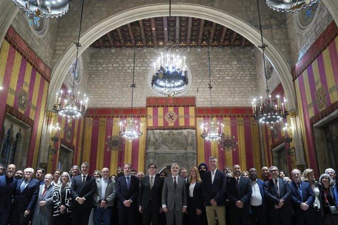 Foto de familia durante el acto por la Semana de la Armonía Interconfesional, a 27 de abril de 2026, en Barcelona, Catalunya (España).