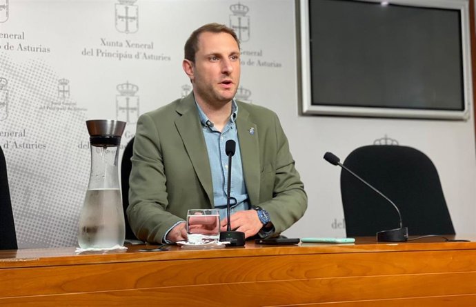 El portavoz parlamentario de Foro Asturias, Adrián Pumares, durante la rueda de prensa de este viernes en la Junta General.