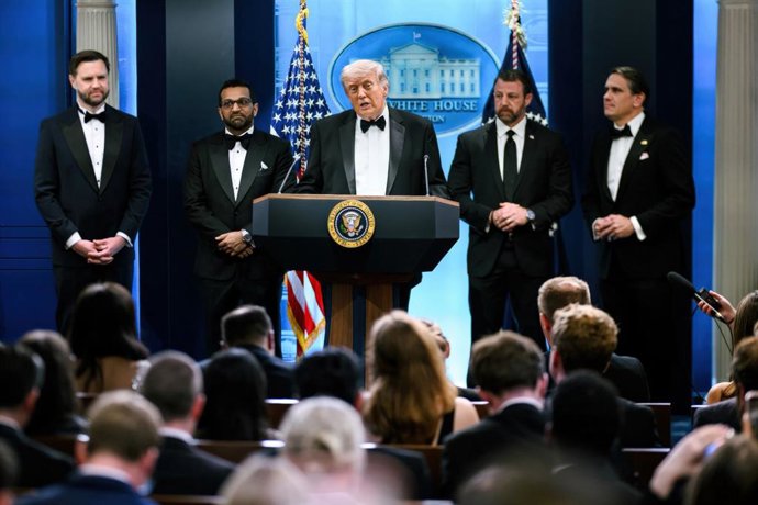 27 de abril de 2026, Washington, D.C., Estados Unidos da América: O presidente dos EUA, Donald Trump, ao centro, ainda vestindo um smoking, faz comentários durante uma coletiva de imprensa após uma falha de segurança no Jantar da Associação de Corresponde